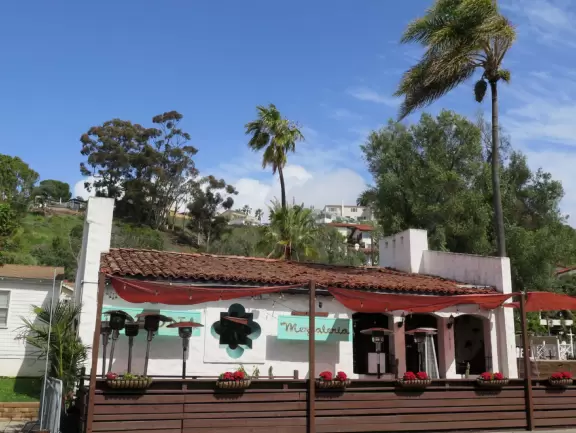 Cute, bright historic area with cafes and gift shops, and a lovely park in front of Temple Beth Israel. Nice views of hills covered in houses and desert plants.