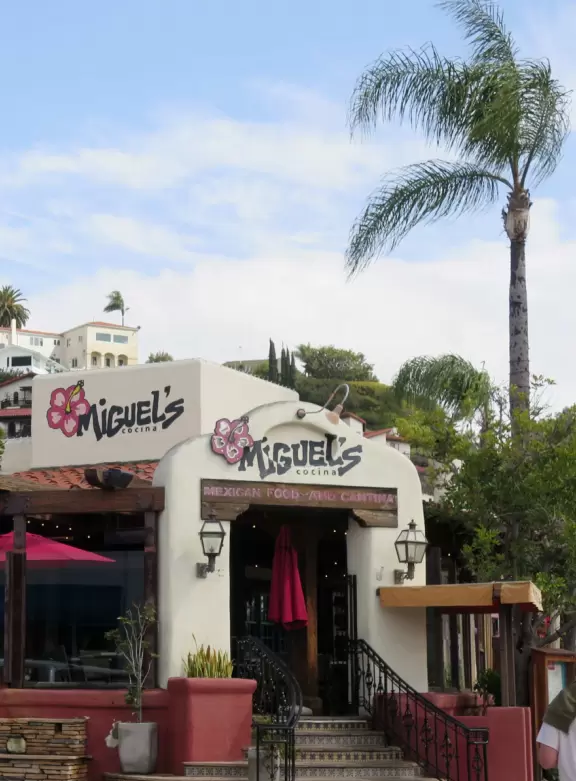 Cute, bright historic area with cafes and gift shops, and a lovely park in front of Temple Beth Israel. Nice views of hills covered in houses and desert plants.