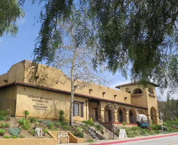 Cute, bright historic area with cafes and gift shops, and a lovely park in front of Temple Beth Israel. Nice views of hills covered in houses and desert plants.