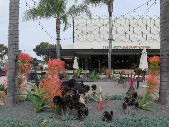 Average mall with lots of stores and some nice cafes.