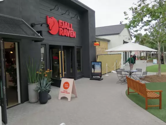 Upscale, colorful plaza in farmhouse style, with modern cafes. Kids climb on a huge log. The fire pit is fantastic at night, surrounded by eucalyptus trees.