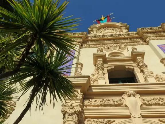 A popular walk past beautiful architecture. 1.2 km each way.