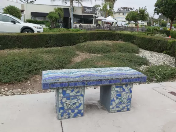 Cute main strip with cafes, a few block from a beautiful coastline of rocky coves.