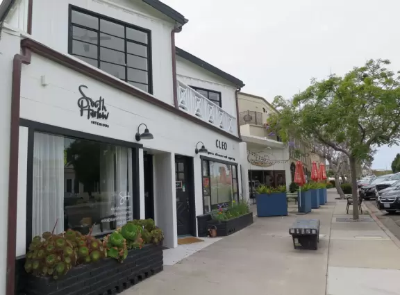 Cute main strip with cafes, a few block from a beautiful coastline of rocky coves.