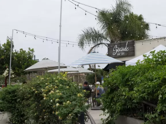 Cute main strip with cafes, a few block from a beautiful coastline of rocky coves.