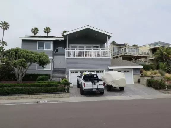 Walk past four lookouts over rocky coves, and in front of beach houses, admiring their gardens and architecture.