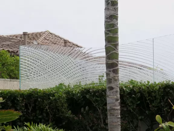 Walk past four lookouts over rocky coves, and in front of beach houses, admiring their gardens and architecture.