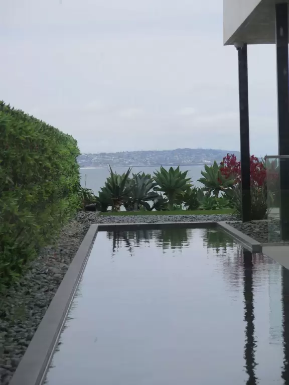 Walk past four lookouts over rocky coves, and in front of beach houses, admiring their gardens and architecture.