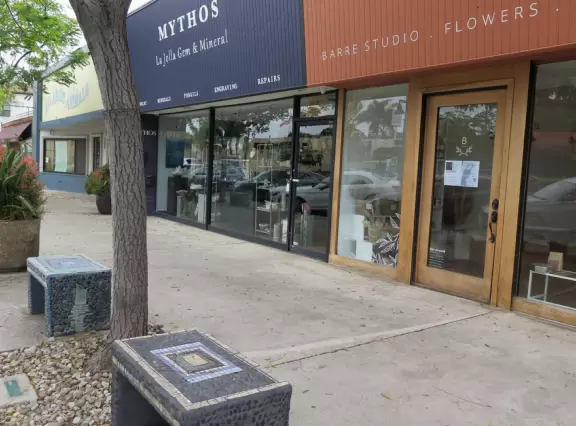 Cute main strip with cafes, a few block from a beautiful coastline of rocky coves.