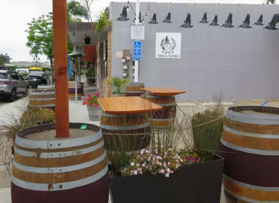 Cute main strip with cafes, a few block from a beautiful coastline of rocky coves.