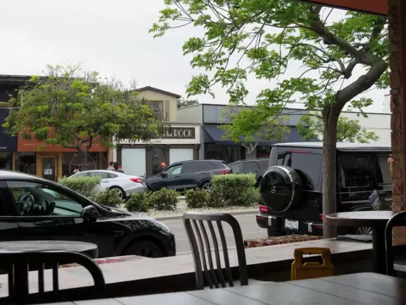 Cute main strip with cafes, a few block from a beautiful coastline of rocky coves.