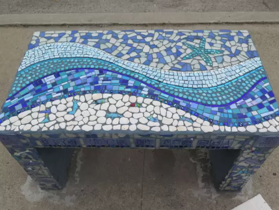 Cute main strip with cafes, a few block from a beautiful coastline of rocky coves.