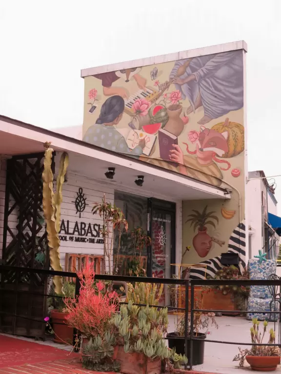 Cute main strip with cafes, a few block from a beautiful coastline of rocky coves.