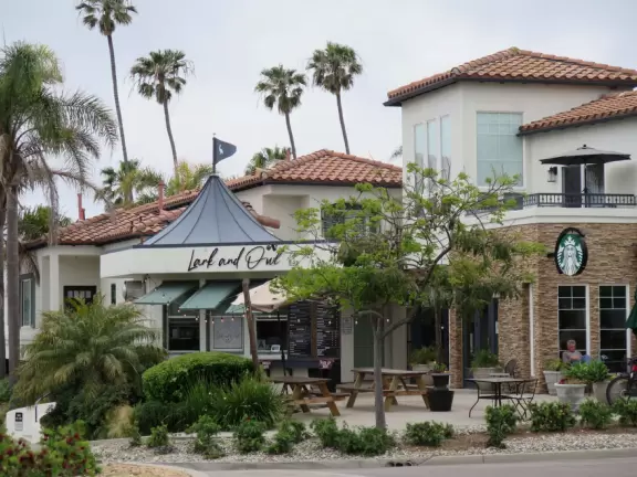 Cute main strip with cafes, a few block from a beautiful coastline of rocky coves.