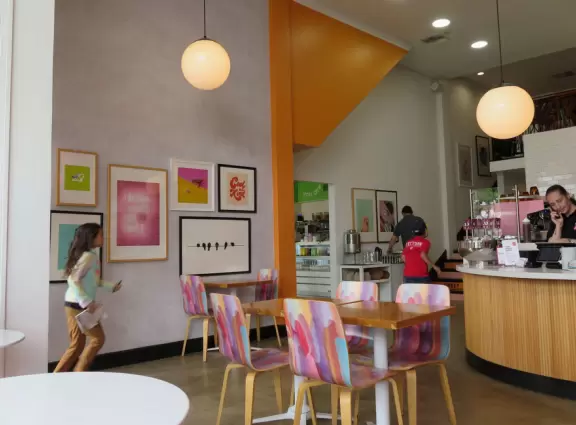 Cute little town with plenty of green and a beach feel.