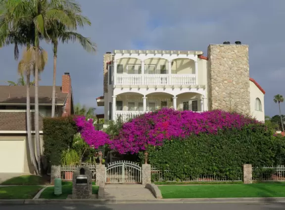 Lookout point over the harbor and a 200m walk in front of clifftop houses. Near cute modern development.