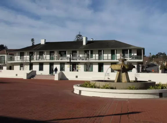 A large pedestrian-only area with big fountain, gorgeous historical buildings and museums, but no shade.