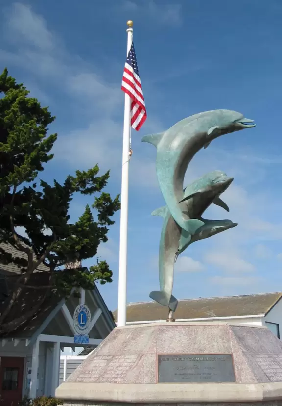 A pretty beachside town, with a wooden pier and wide windy beach with perfect views of Morro Rock, and colorful houses with gardens, backed by gently-sloping hills.