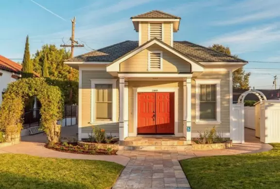 A great place to picnic or marry, with sea caves and jutting sea rocks below cliffs of hanging flowers.