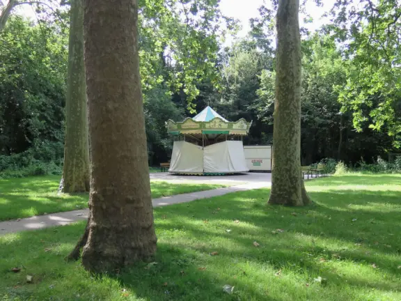 A beautiful park with a grand canal, an impressively high fountain, flower beds, a chateau, and the loveliest trees.