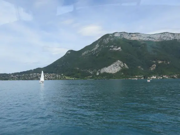 You will never forget a one-hour boat trip around Lake Annecy!