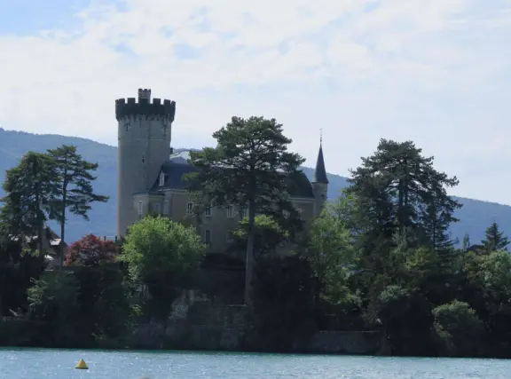You will never forget a one-hour boat trip around Lake Annecy!