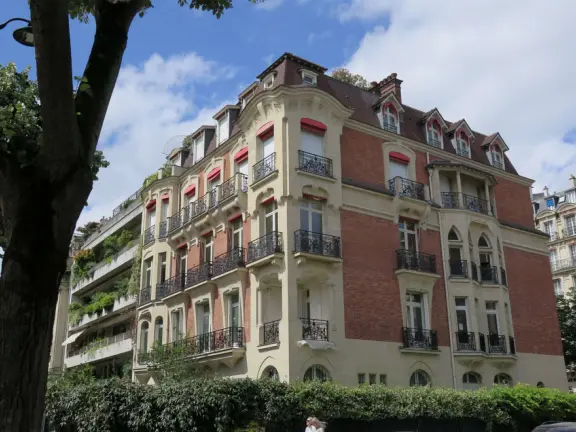 Fantastic views of the Eiffel Tower, plus a playground and carousel!