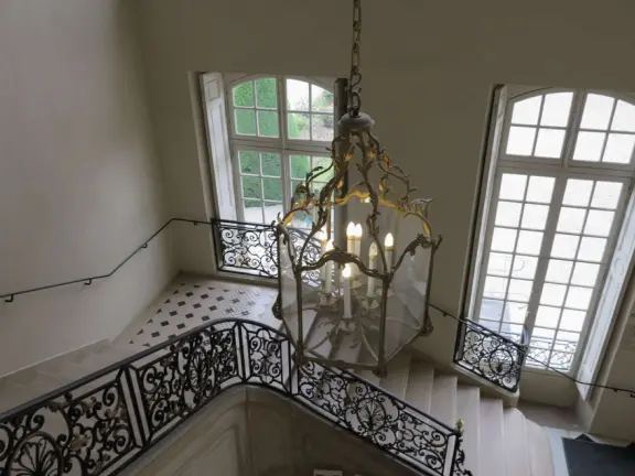 Beautiful sculptures about human bonds (mother and child, lovers) in an 18th-century elegant mansion.