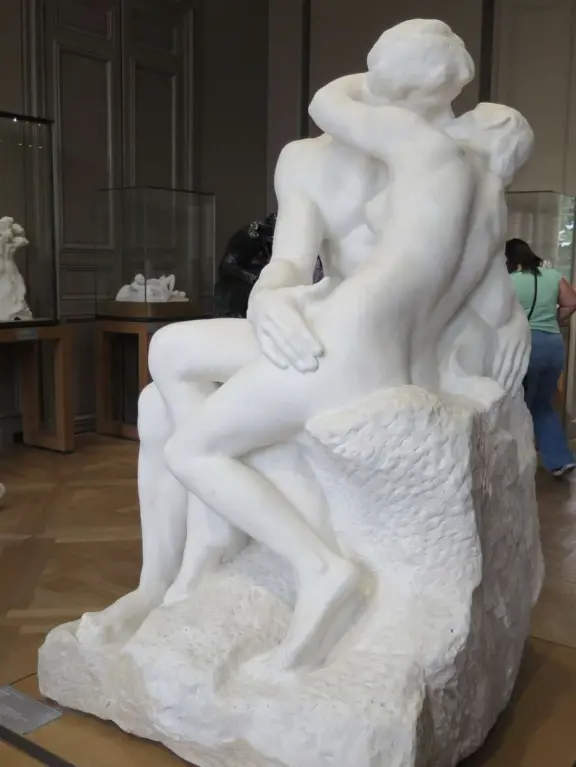 Beautiful sculptures about human bonds (mother and child, lovers) in an 18th-century elegant mansion.