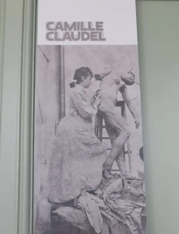 Beautiful sculptures about human bonds (mother and child, lovers) in an 18th-century elegant mansion.