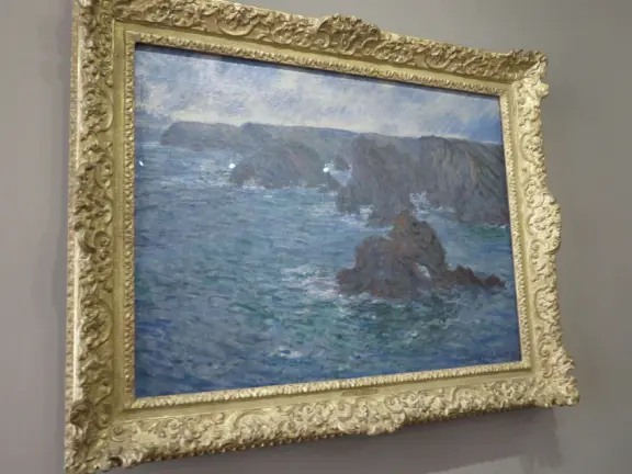 Beautiful sculptures about human bonds (mother and child, lovers) in an 18th-century elegant mansion.