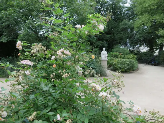 Beautiful sculptures about human bonds (mother and child, lovers) in an 18th-century elegant mansion.