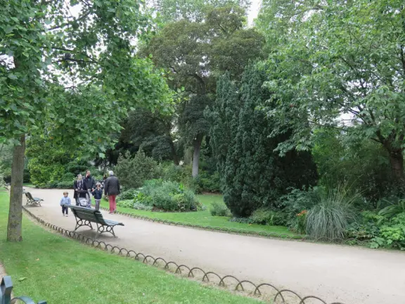 Beautiful sculptures about human bonds (mother and child, lovers) in an 18th-century elegant mansion.