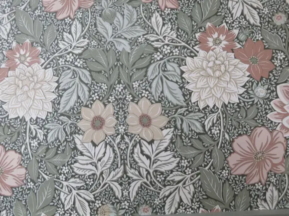 Beautiful sculptures about human bonds (mother and child, lovers) in an 18th-century elegant mansion.