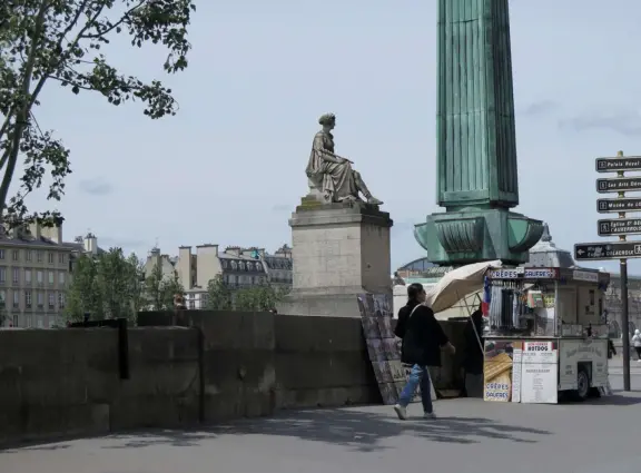 One of the best spots in Paris! Stroll along the pedestrian promenade at river level in bliss!