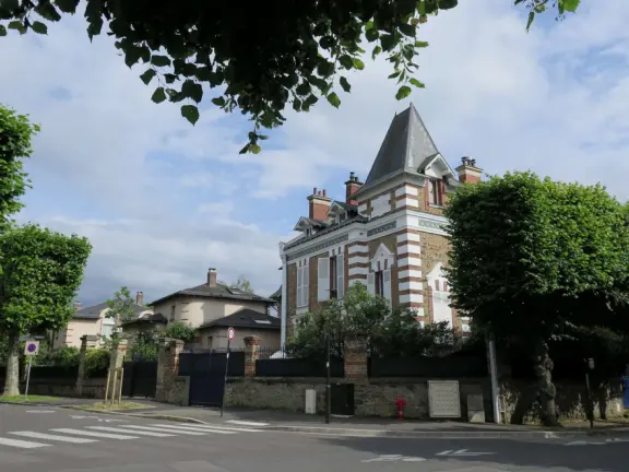 Charming streets around Saint Anthony of Padua Church, and a relaxing place to stay if you want to see Versailles Palace and Gardens.