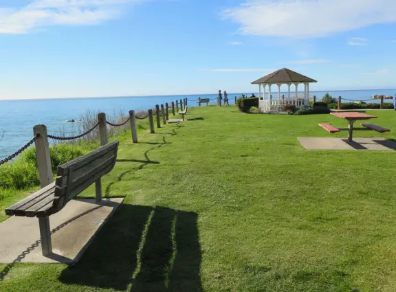 A great place to picnic or marry, with sea caves and jutting sea rocks below cliffs of hanging flowers.