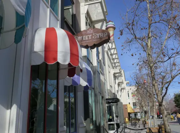 If you know someone who works at Meta, they can bring you to tour the campus!