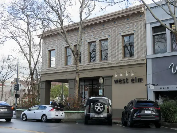 Energetic main strip with cafes and stores, walking distance from Stanford University.