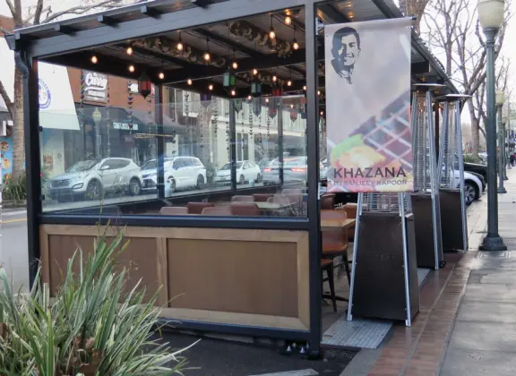 Energetic main strip with cafes and stores, walking distance from Stanford University.