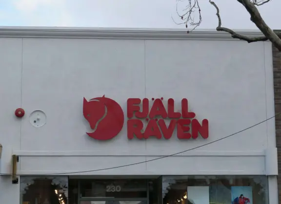 Energetic main strip with cafes and stores, walking distance from Stanford University.