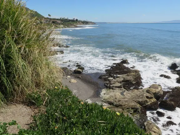 Pretty walk on a dead end road, past three ocean overlooks with sparkling water. You can extend this walk on both ends to make very long walks.