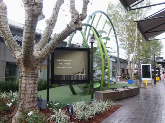 Modern outdoor mall with many places to eat, and nice decor.