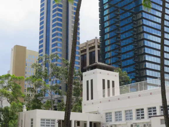 Listen to live music and eat by torchlight at the water, go up the tower, or come for lunch with the businesspeople from downtown Honolulu. There is not much else here.