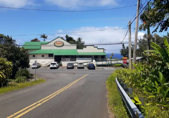 Papa'aloa (Papaaloa) Country Store has breezy windows with an ocean view, and live music!