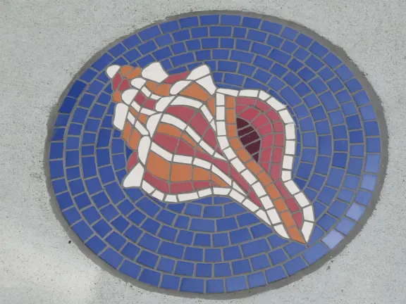 Coffee shop and cafes, plus a dedicated bike path that runs for 1.1 km from Dinosaur Caves Park to the elementary school.