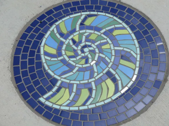 Coffee shop and cafes, plus a dedicated bike path that runs for 1.1 km from Dinosaur Caves Park to the elementary school.