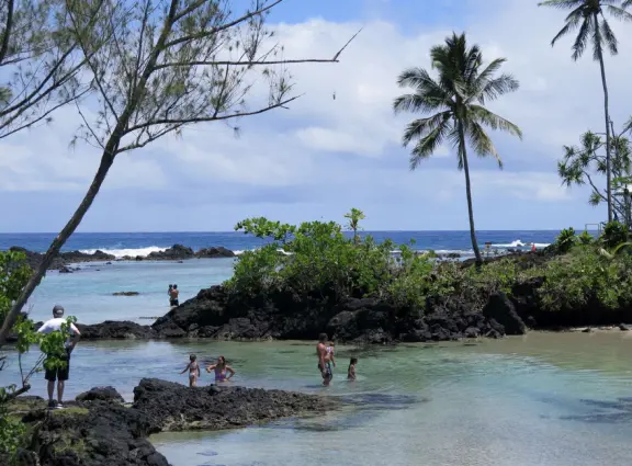 Beautiful lagoon with a little sandy cove, plus a rocky entrance with metal stairs. Cold water!