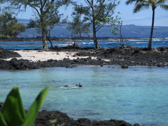Beautiful lagoon with a little sandy cove, plus a rocky entrance with metal stairs. Cold water!