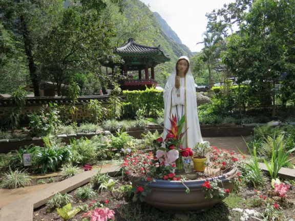 A gorgeous public garden under high mountain ridges, with dwellings representing the many cultures that are found in Maui: Portuguese, Chinese, Japanese, Filipino, Hawaiian, and New England.